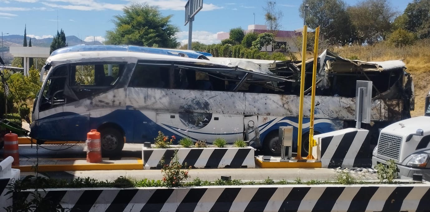 Difunde lista de heridos en volcadura de autobús que dejó 18 muertos en Oaxaca