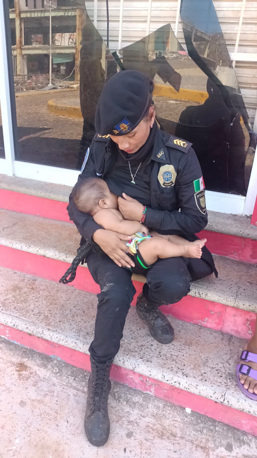 Policía de la CDMX amamanta a bebé hambriento en Acapulco