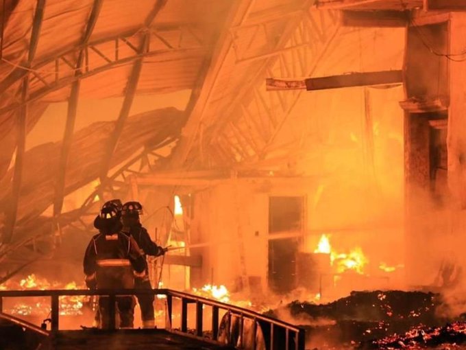 Incendio consume nave en la Central de Abasto de Toluca; no hay fallecidos