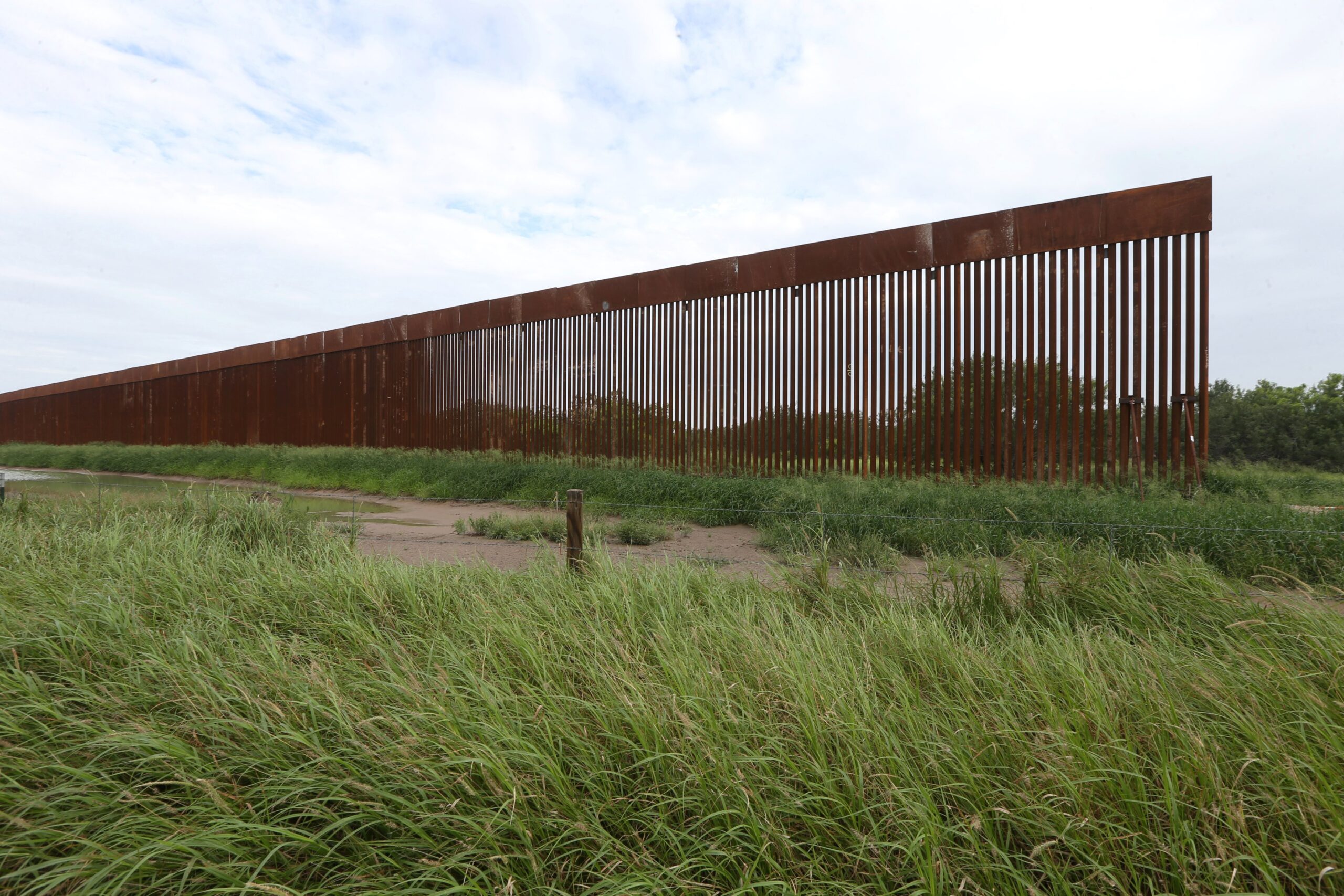 Joe Biden ordena el reforzamiento del muro fronterizo en Texas
