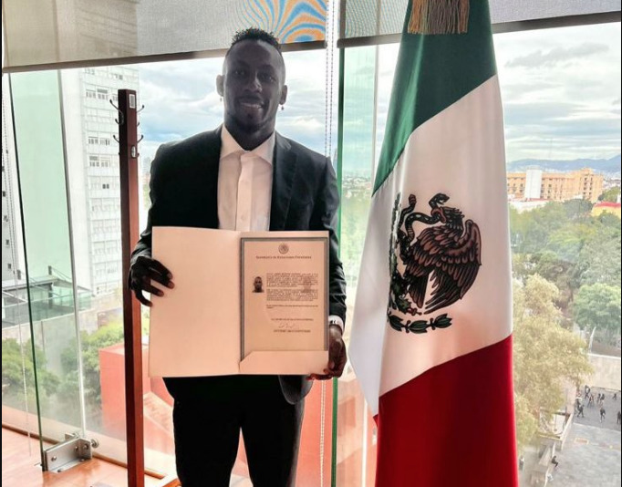 Julián Quiñones ya es mexicano; recibe su carta de naturalización