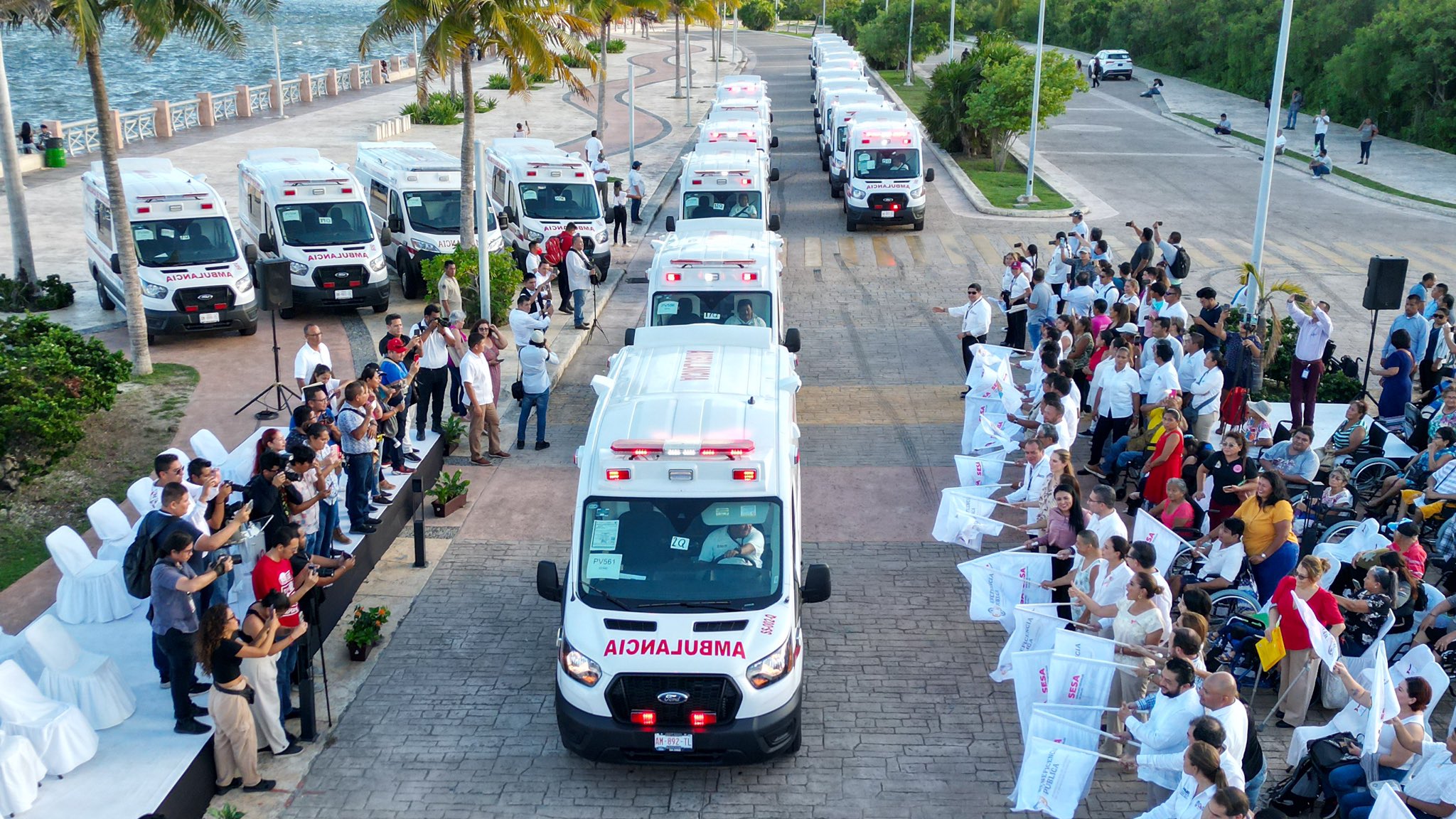 Mara Lezama entrega 30 ambulancias en Quintana Roo