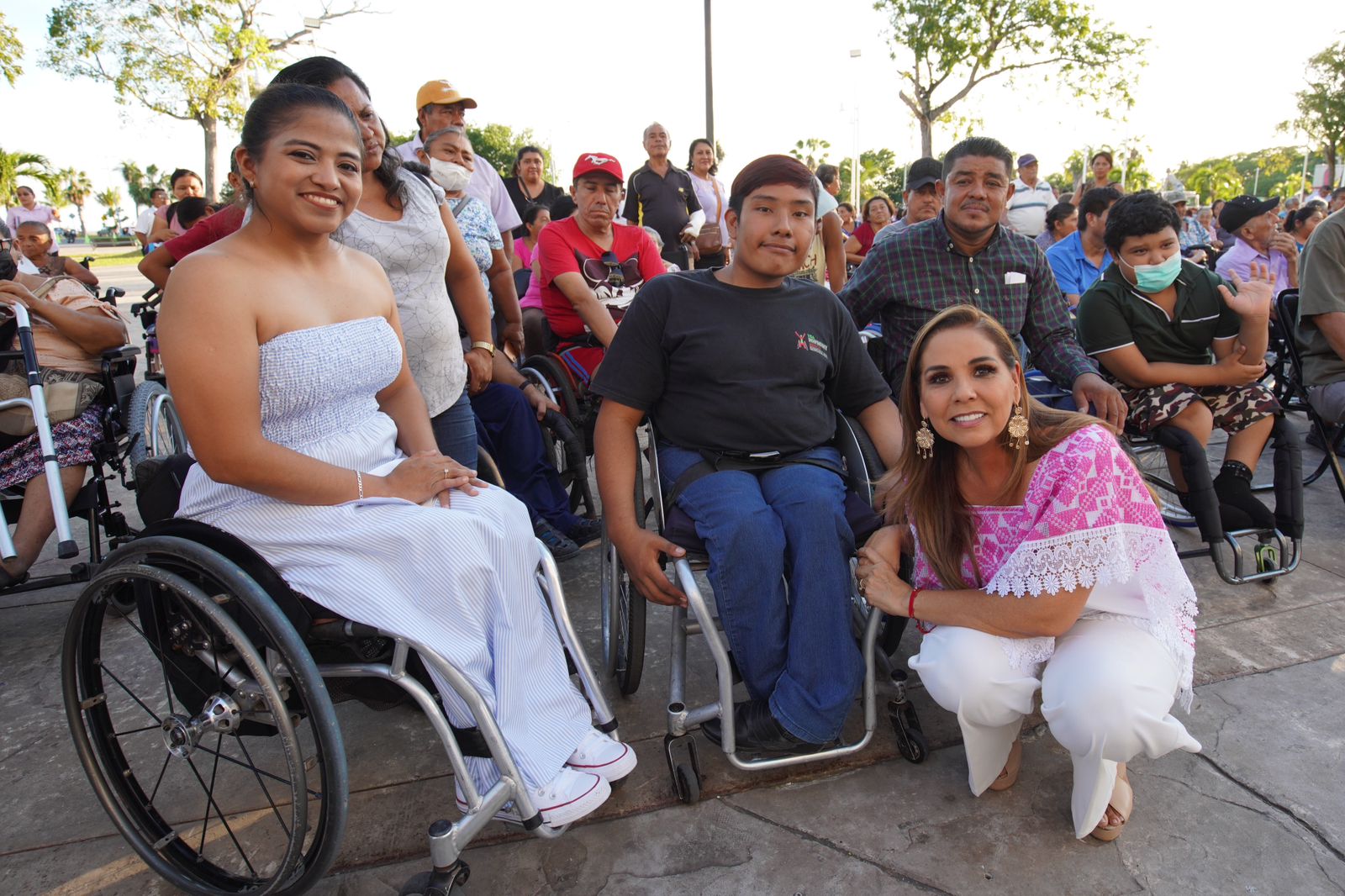 Mara Lezama entrega sillas de ruedas y apoyos funcionales