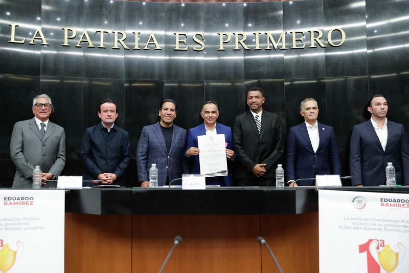 Eduardo Ramírez entrega reconocimientos a leyendas del fútbol mexicano