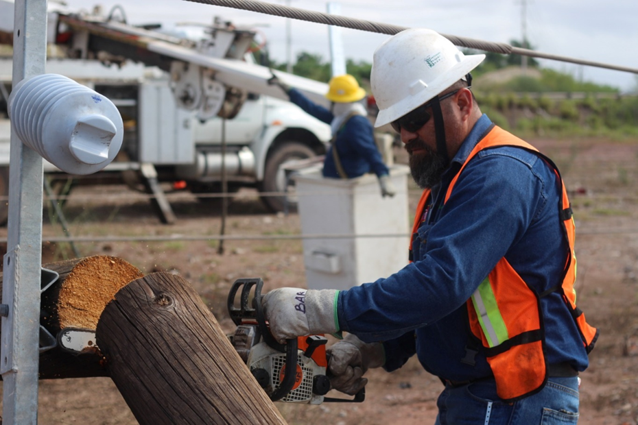 La CFE ha restablecido el suministro eléctrico al 94% de los usuarios afectados por el huracán John en Guerrero y Oaxaca