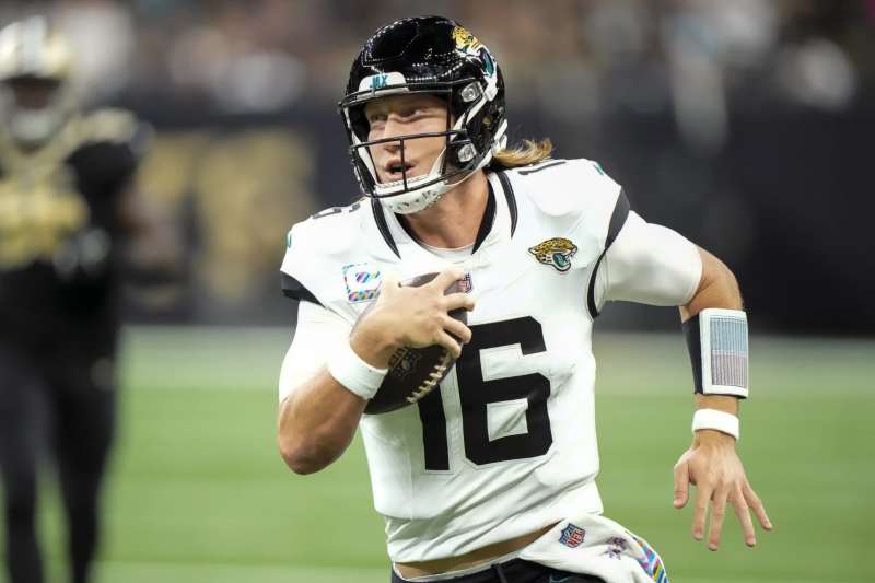 Jaguars mantienen a raya a los Saints, 31-24