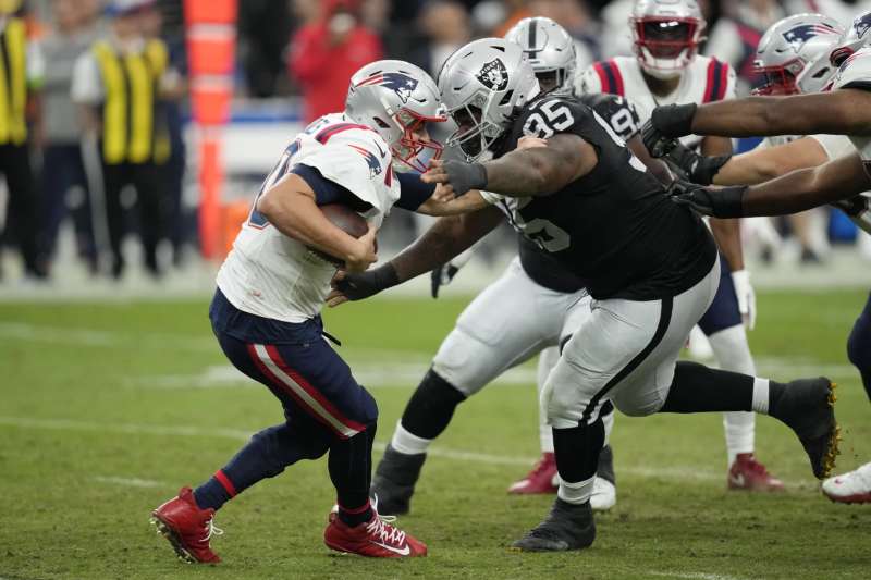 Dificultades en ofensiva y errores costosos continúan acosando a los Patriots, caen 21-17 ante los Raiders