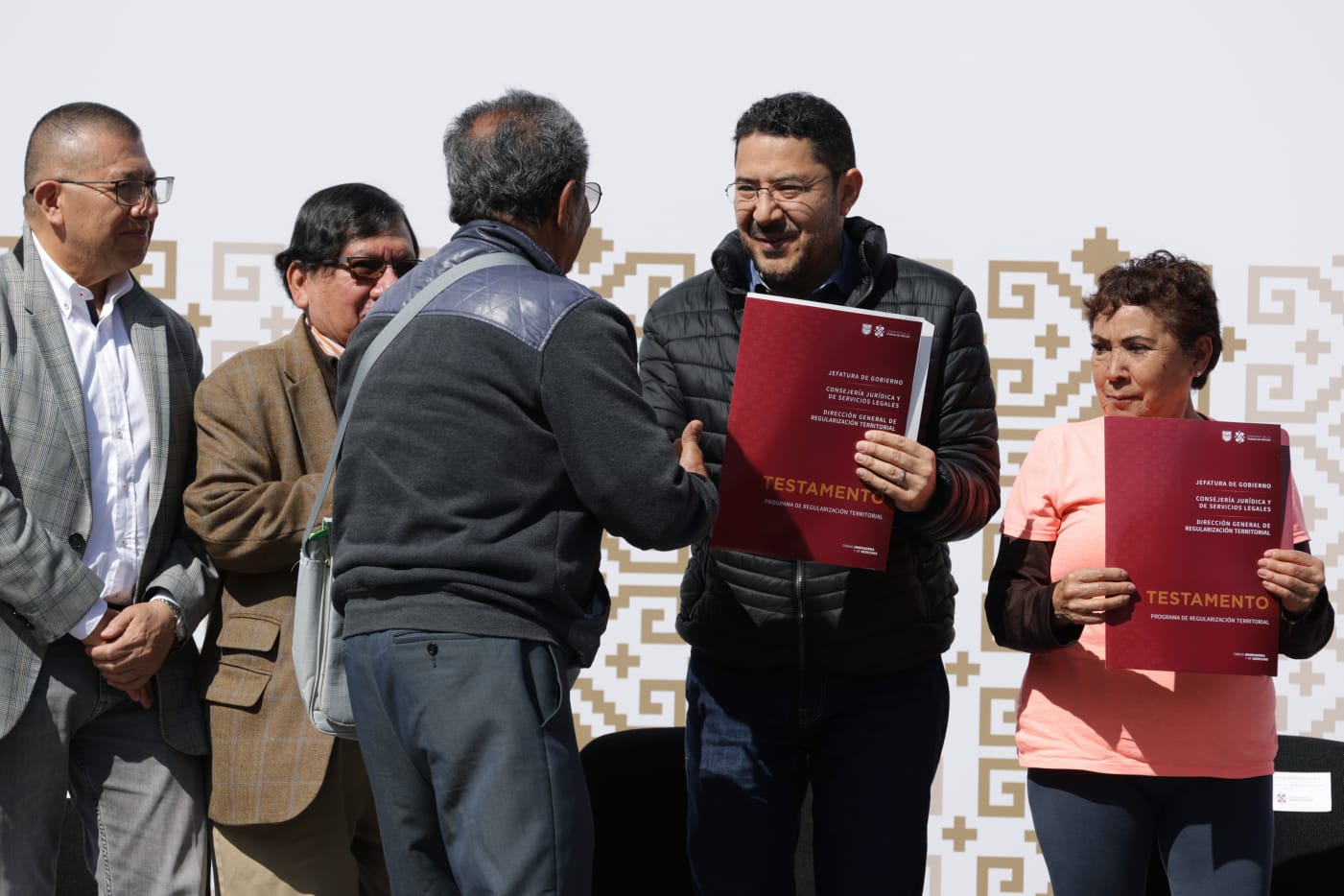 Martí Batres entregó 2 mil 500 testamentos en la Ciudad de México