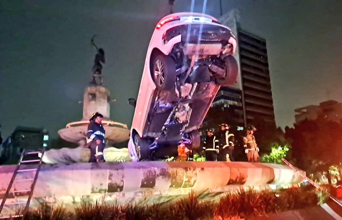 Auto de lujo choca en Reforma y termina montado sobre la Diana Cazadora