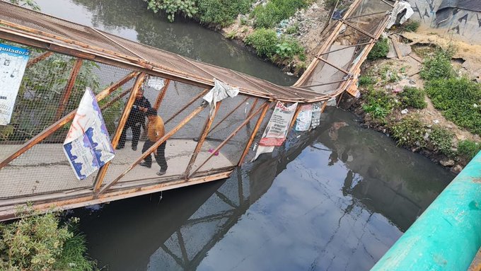 Desmantelan puente peatonal que colapsó en Chimalhuacán y Neza