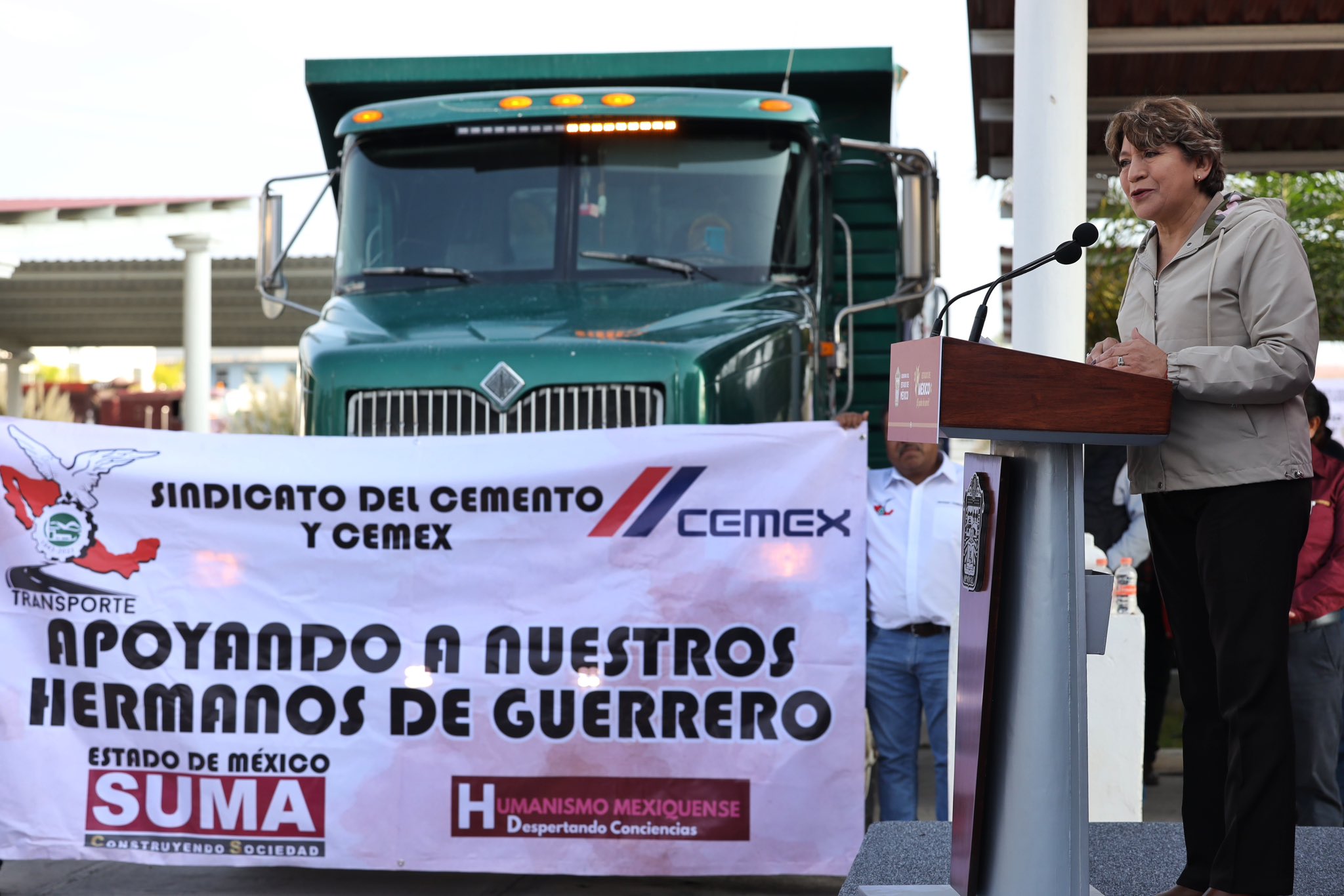 Edomex envía 60 camiones de volteo y víveres a Acapulco
