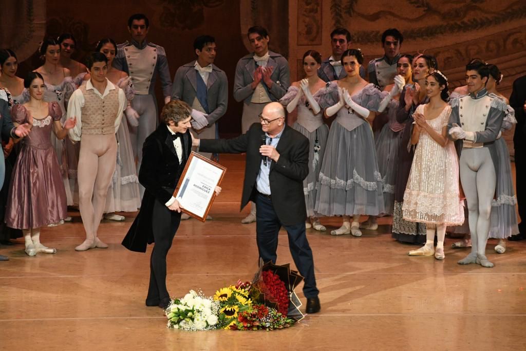 Entrega INBAL reconocimiento al primer bailarín Erick Rodríguez, tras despedirse de la Compañía Nacional de Danza con Onegin