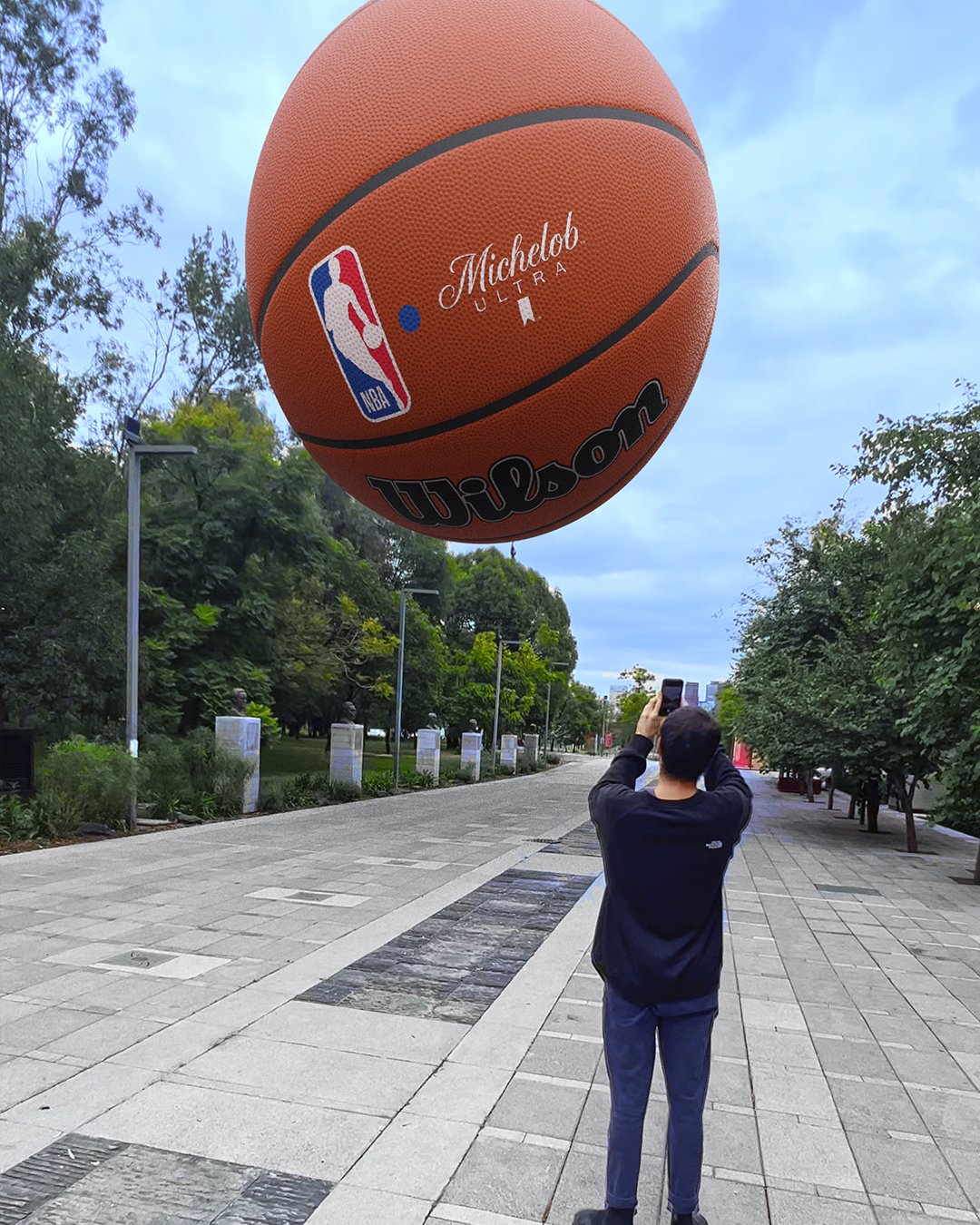 Balones gigantes de baloncesto invaden la CDMX en cuenta regresiva para el juego más esperado