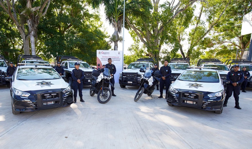 Mara Lezama entrega patrullas para la seguridad en Bacalar