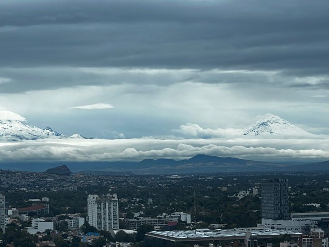 Popocatépetl e Iztaccíhuatl amanecen cubiertos de nieve