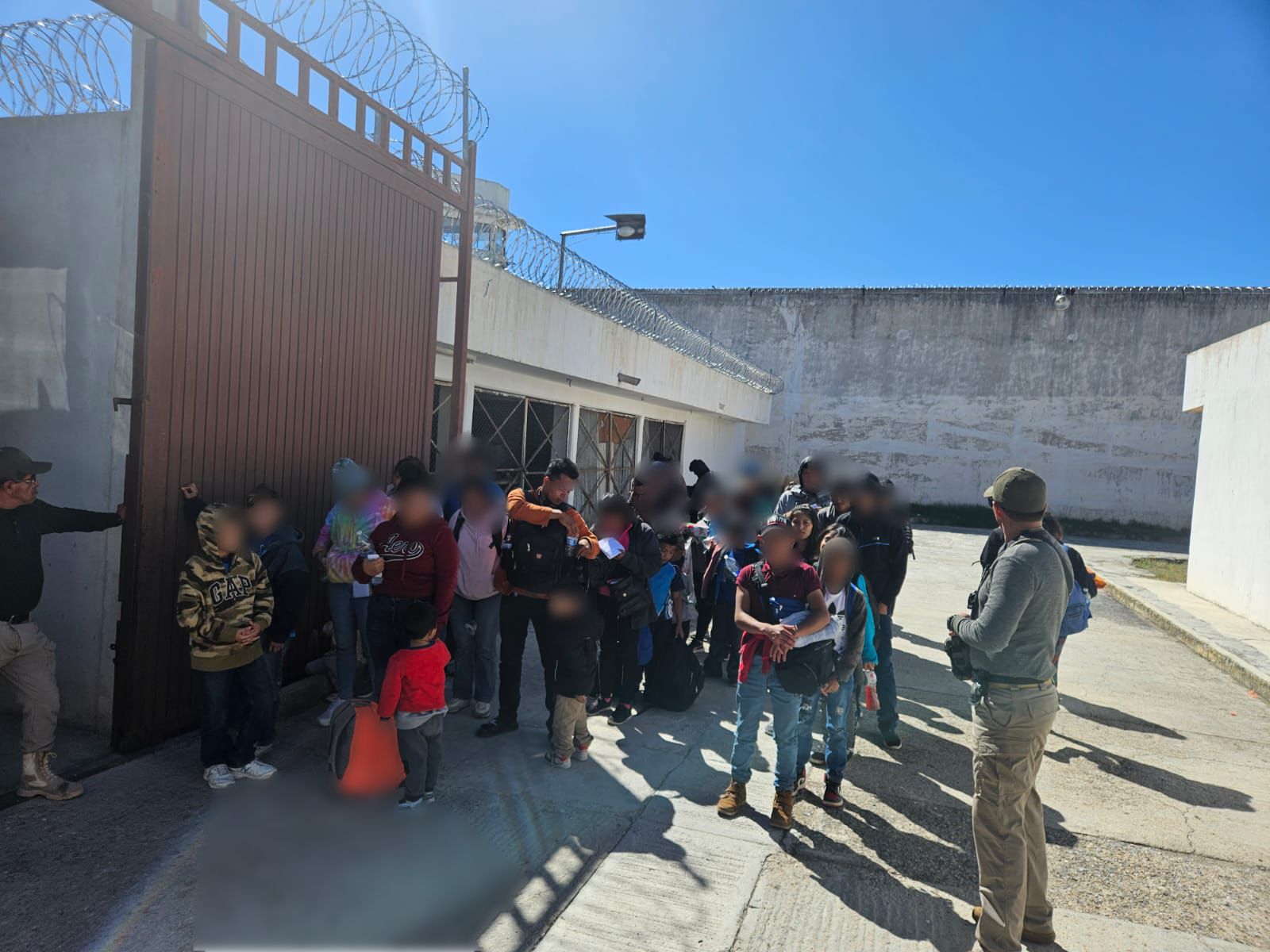 Rescatan a 123 migrantes hacinados en la caja de un tráiler en San Luis Potosí