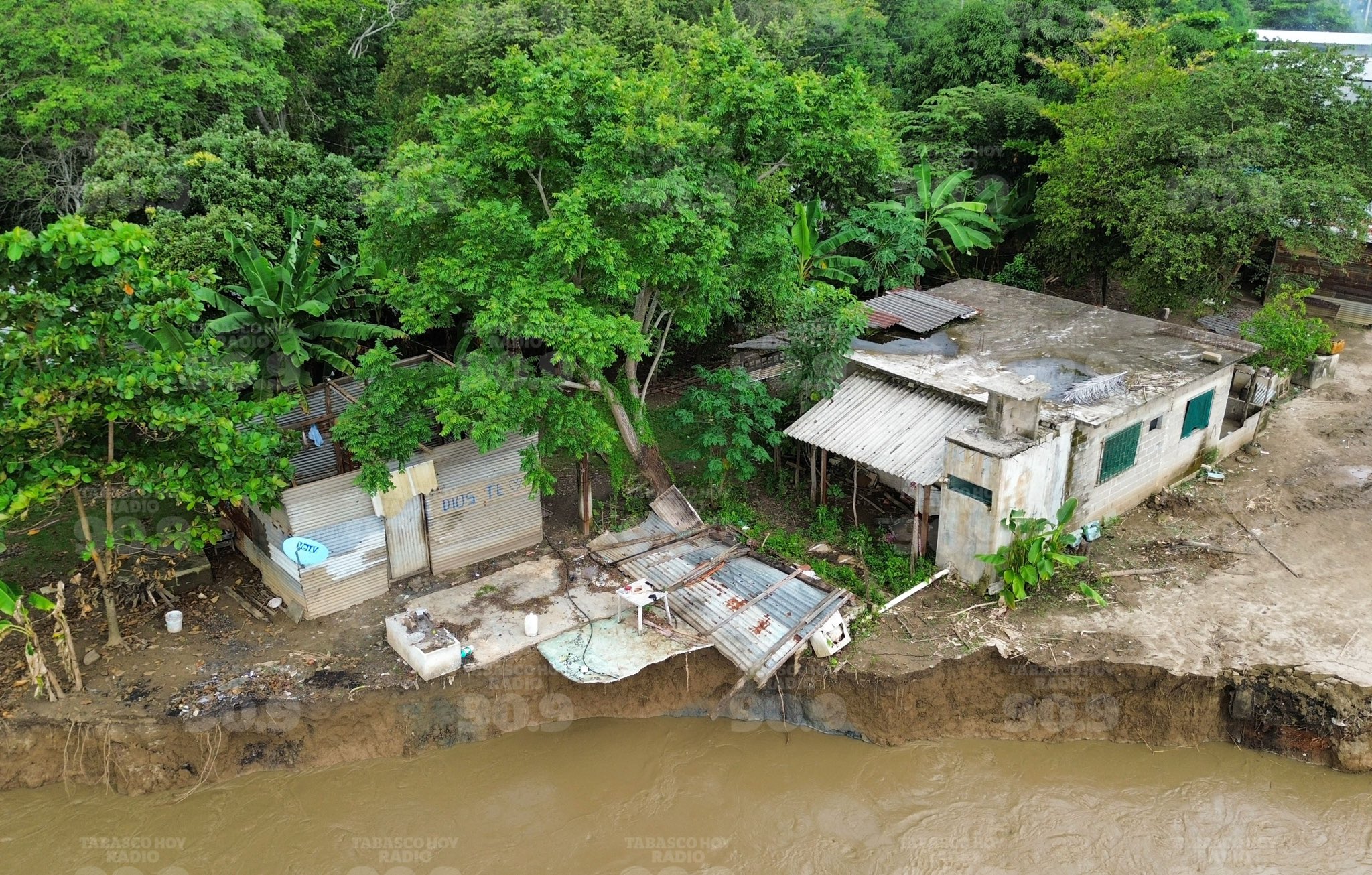 Río Grijalva arrasa con casas y hasta un panteón en Tabasco