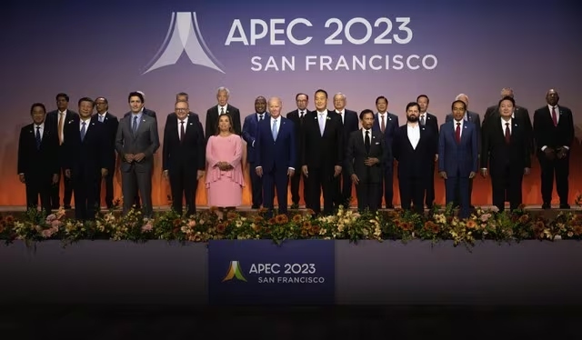 AMLO y Dina Boluarte posan juntos en foto en la APEC