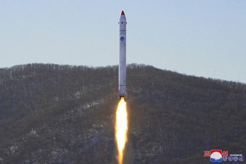 Corea del Norte lanza un satélite de reconocimiento militar
