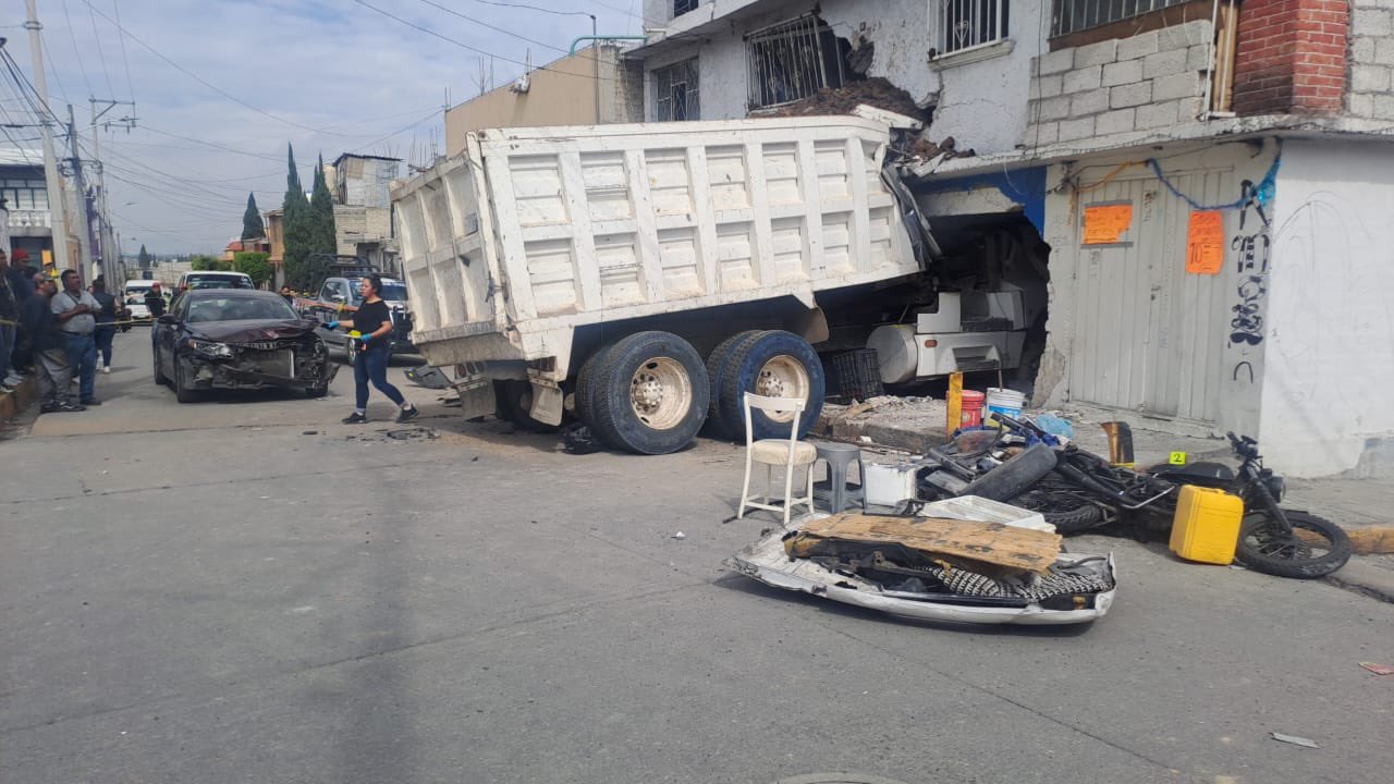 Camión de volteo pierde los frenos y se impacta contra casa en Tultitlán; hay dos muertos