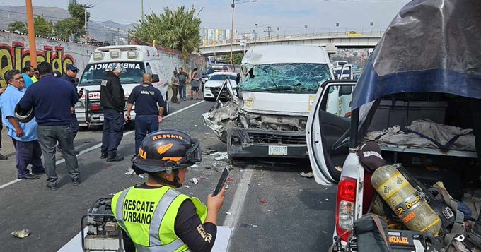 Combi choca contra camión en la carretera México-Pachuca