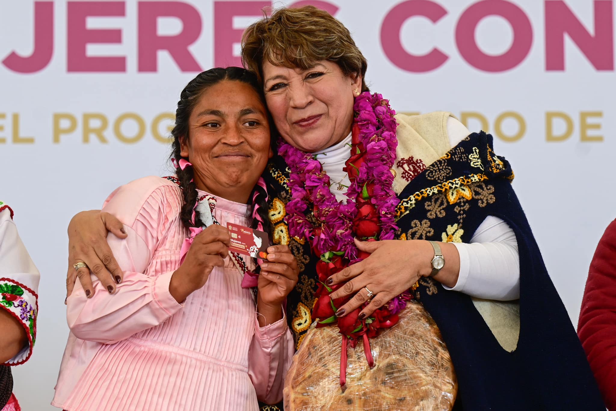 Delfina Gómez entrega tarjetas de Mujeres con Bienestar a mazahuas del Edomex