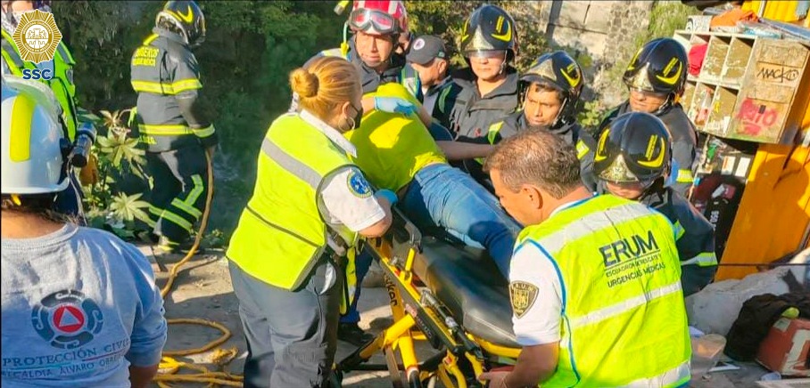 Exitoso rescate vertical del ERUM salva a joven que cayó a canal de aguas negras en Álvaro Obregón