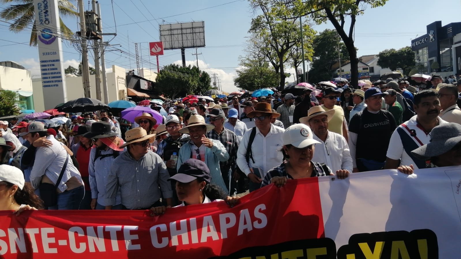 Maestros marchan en Chiapas, mientras gobernador rendía informe