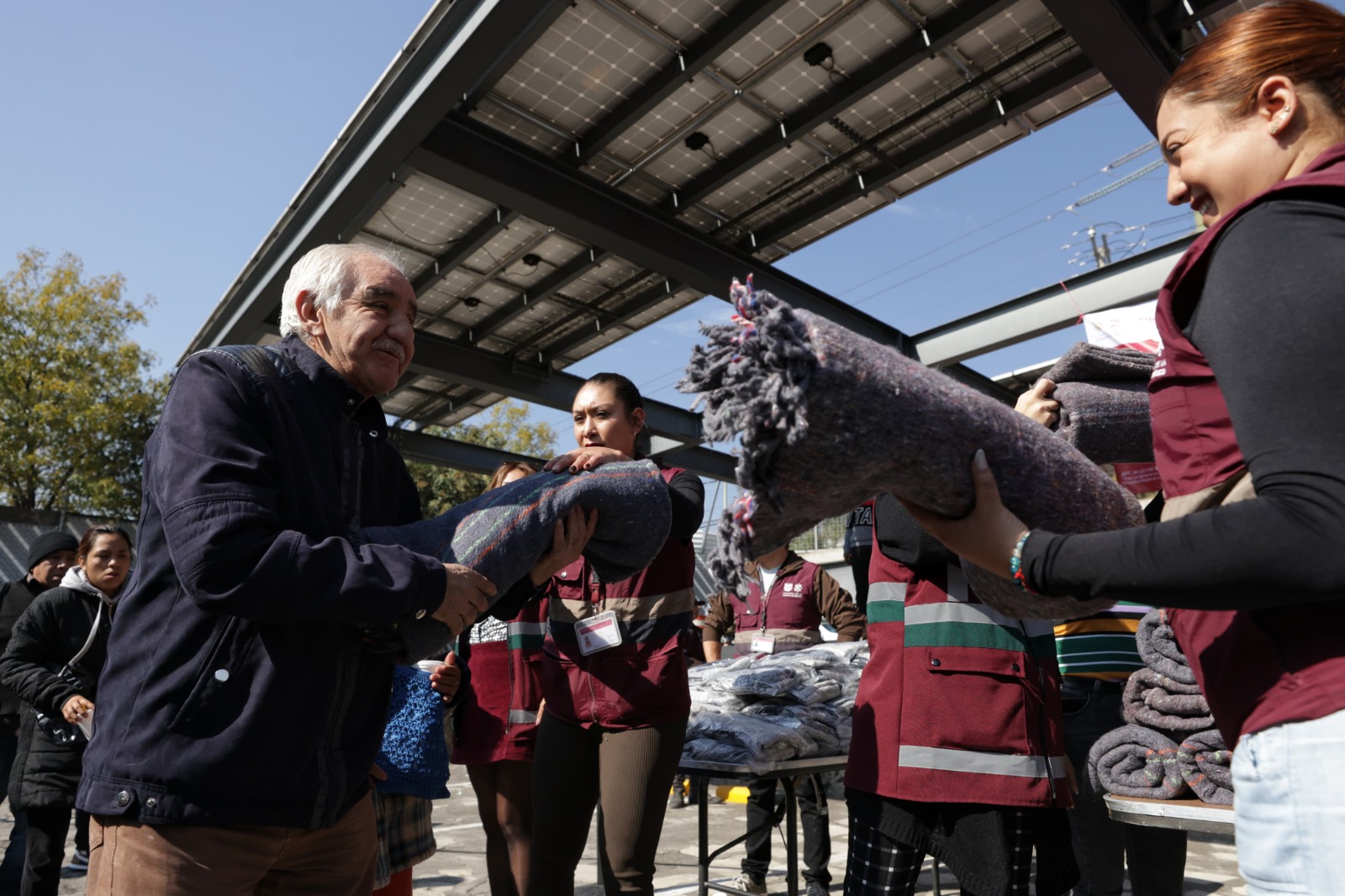 Martí Batres encabeza entrega de 2 mil cobijas y comidas calientes en Álvaro Obregón durante la Jornada “Bienestar en Temporada Invernal 2023-2024”