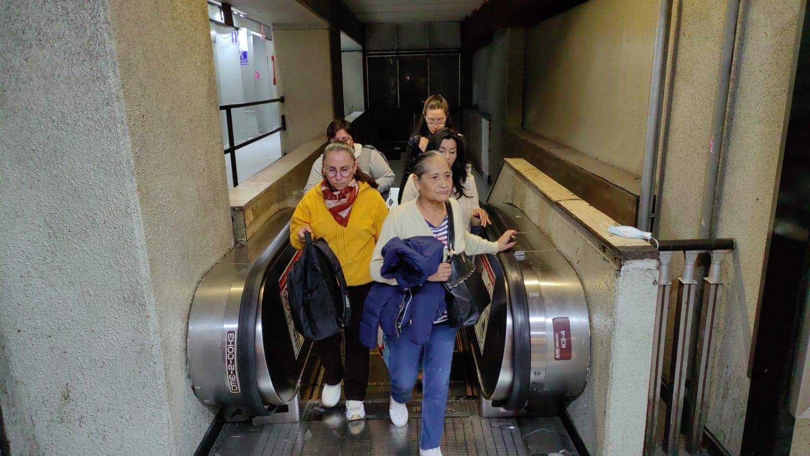 Metro de la CDMX exhorta a usuarios a usar escaleras eléctricas de forma segura