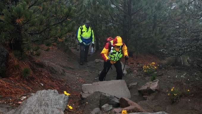 Rescatan a tres personas en el Nevado de Colima