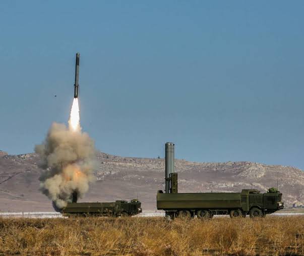 Rusia lanza 8 misiles balísticos contra Kiev; Ucrania los intercepta