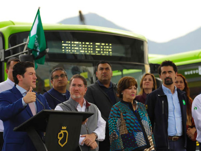 Samuel García entrega 200 unidades de transporte público; son ecológicas y cuenta con WiFi