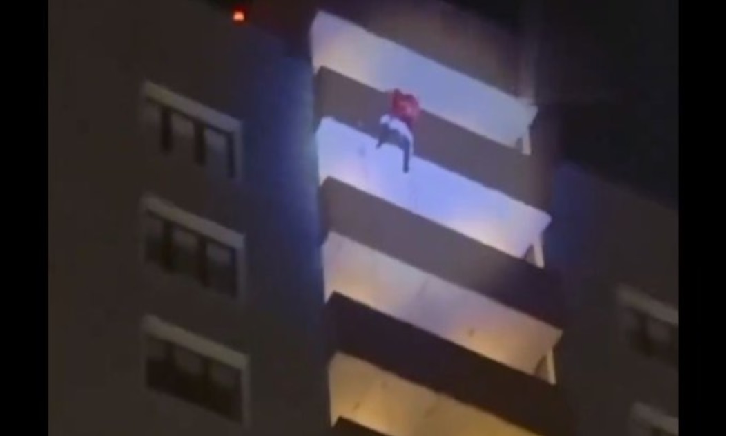 Santa Claus cae al vacío desde un piso 24 en Rusia