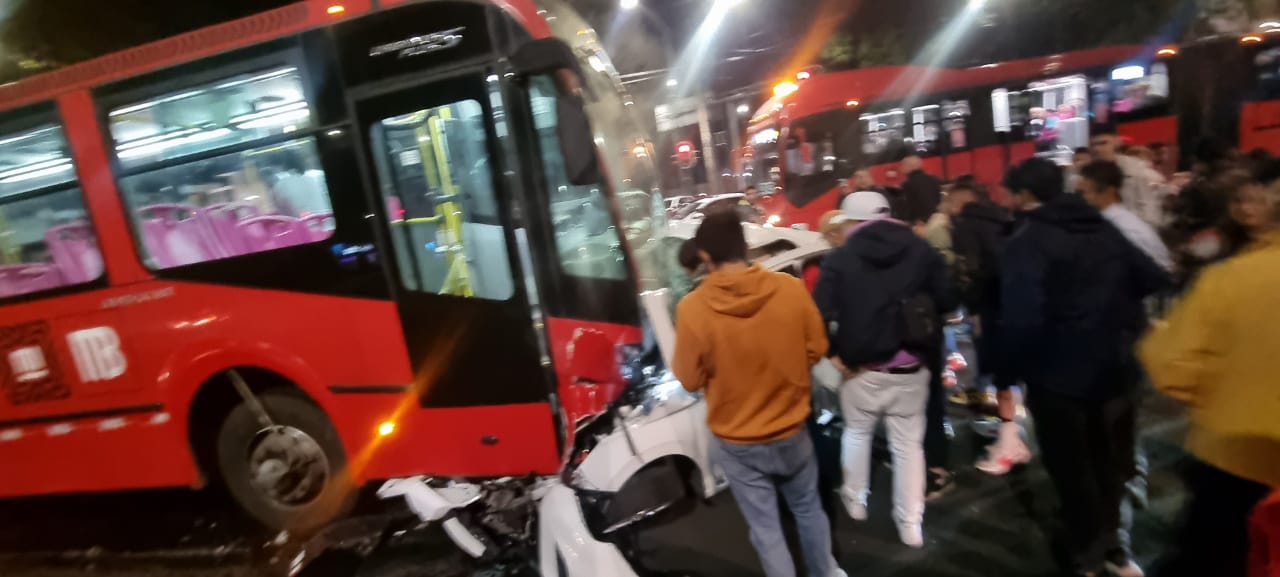 Trágico Incidente en Eje 4 Xola: Persona Pierde la Vida en Colisión Involuntaria con Metrobús