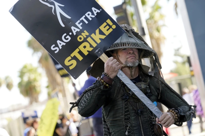 Los actores votan para aprobar el acuerdo que puso fin a la huelga, brindando alivio a los líderes sindicales y a Hollywood