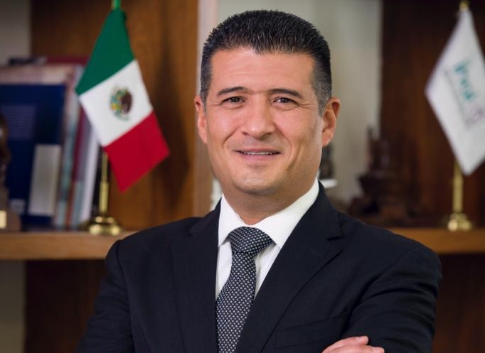 El comisionado Adrián Alcalá alza la mano para la presidencia del INAI