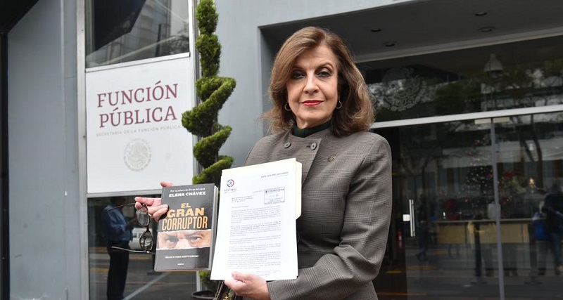 Entrega María Elena Pérez-Jaén en la SFP el libro “El Gran Corruptor”, de la periodista Elena Chávez
