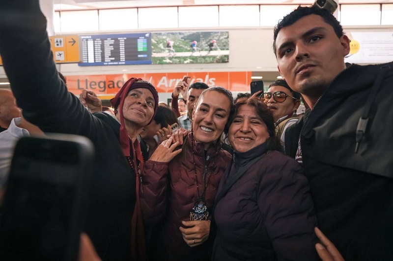 Al grito de ¡Presidenta! militantes reciben a Claudia Sheinbaum en Tijuana, Baja California