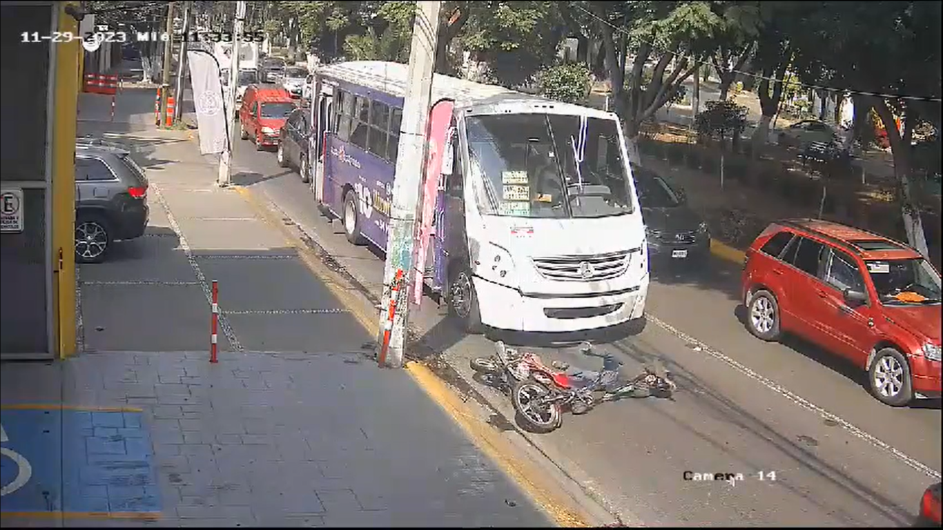¡Caos en el Asfalto! Motociclista Arrollado por Transporte Público en la Ciudad de México