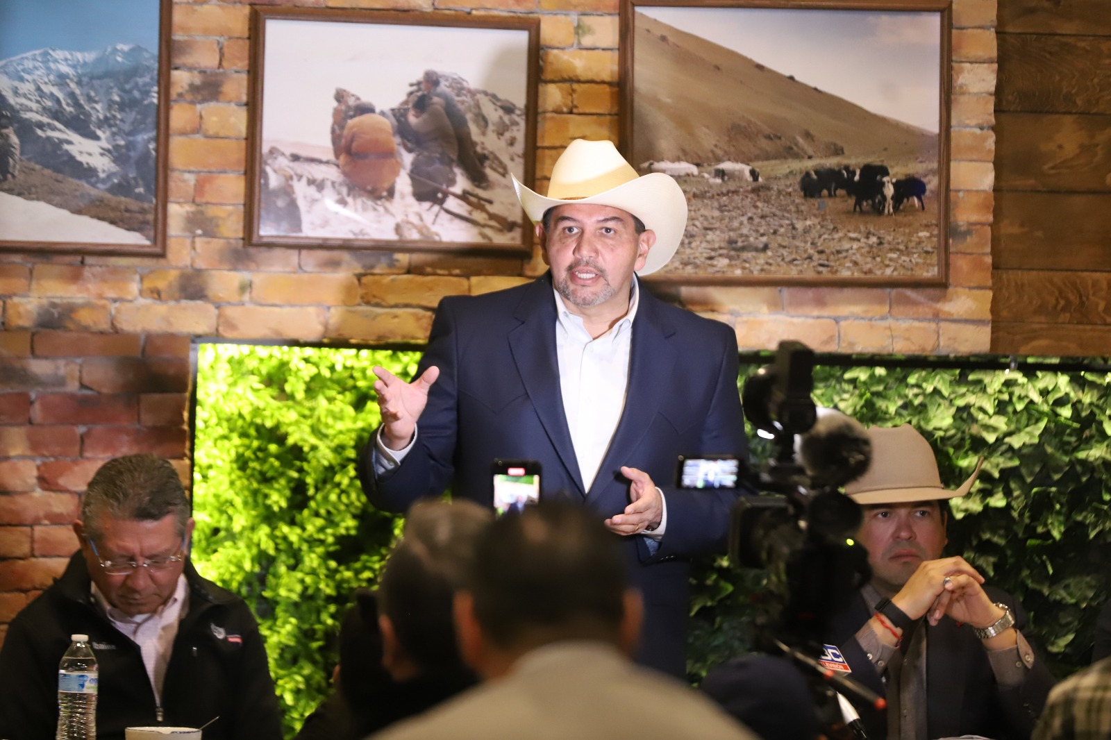 Presidente municipal de Juárez reitera su compromiso con la Asociación Ganadera Local