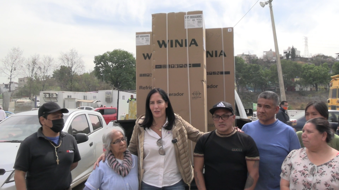 Alcaldesa Lía Limón entrega refrigeradores a vecinos afectados por obras del Tren Interurbano México-Toluca