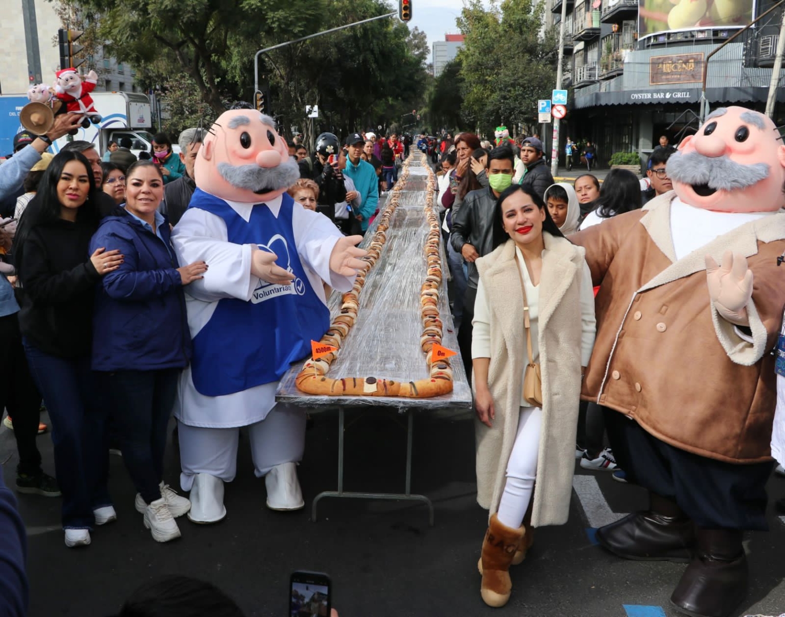 Alcaldesa de Cuauhtémoc celebra récord guinness con gigantesca rosca de reyes de 4.5 kilómetros