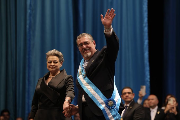 Bernardo Arévalo jura como presidente de Guatemala