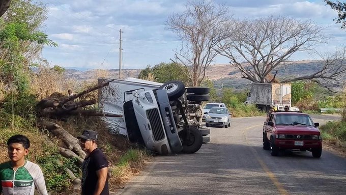 Camión que transportaba migrantes vuelca en Chiapas