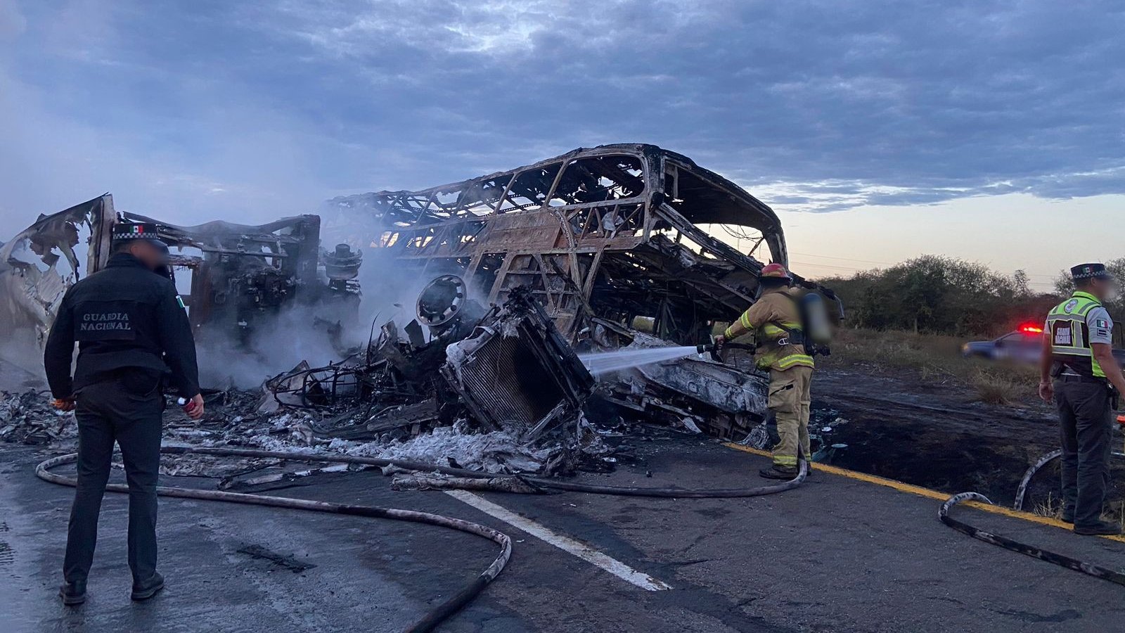 Choque de autobús de pasajeros y tráiler en Sinaloa deja al menos 22 muertos