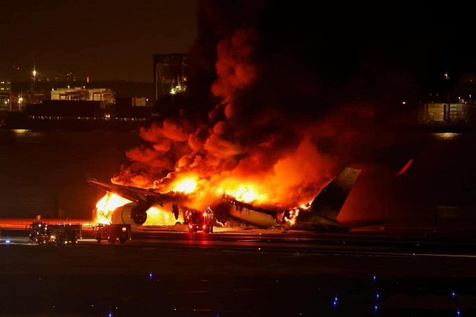 Choque de dos aviones deja cinco muertos en aeropuerto de Japón