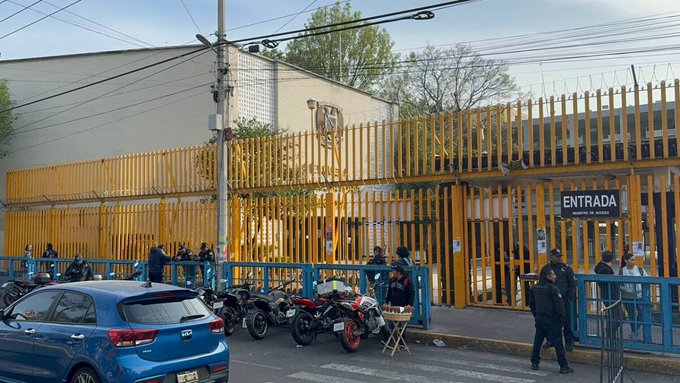 Encapuchados toman instalaciones de la Prepa 8 de la UNAM