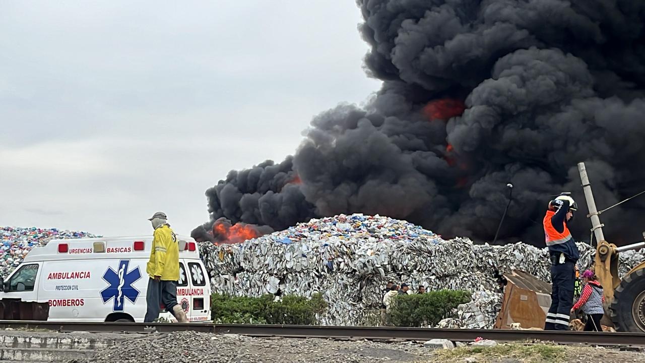 Incendio consume planta recicladora en Valle de Chalco