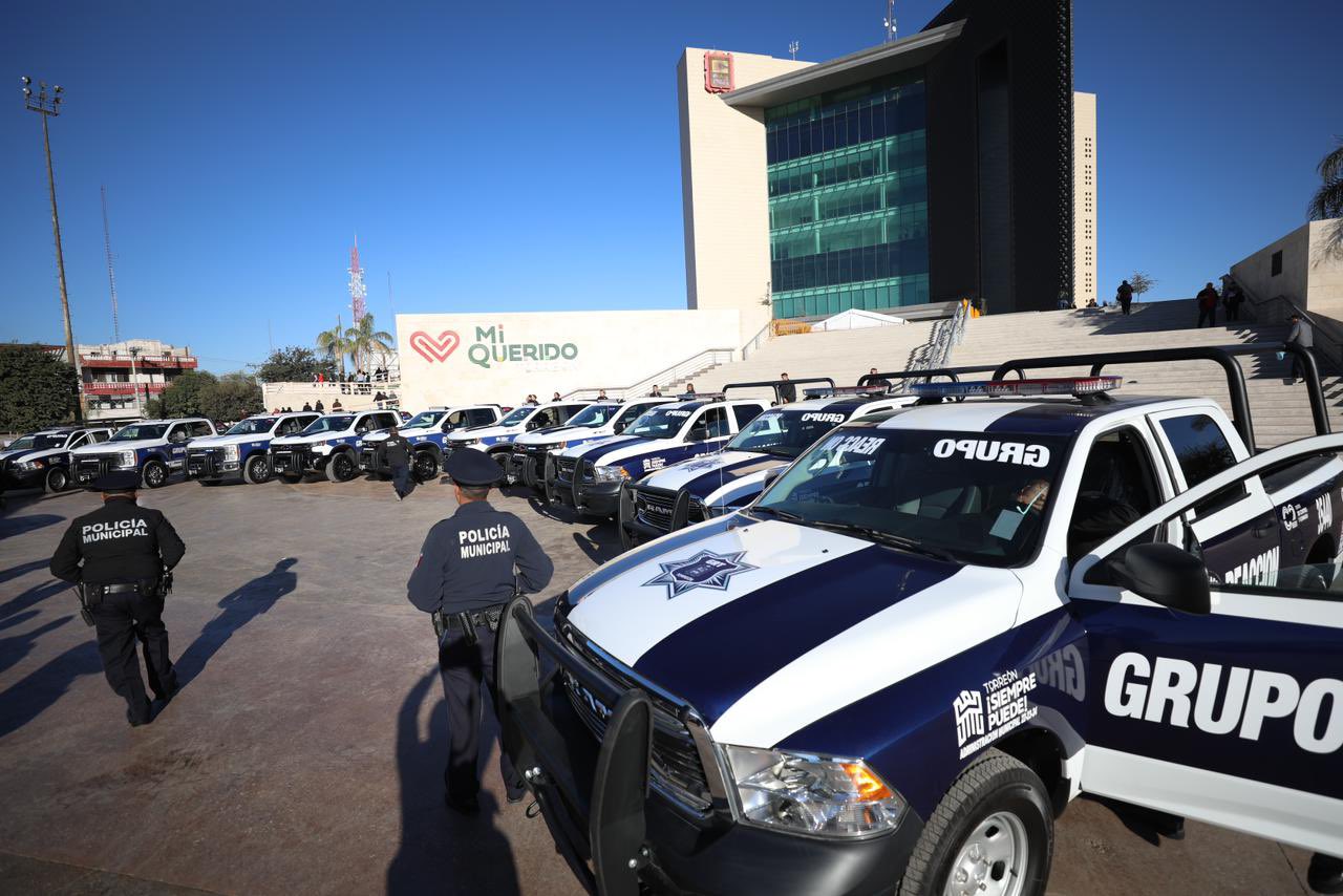 Manolo Jiménez entrega patrullas y reconocimientos a policías de Torreón